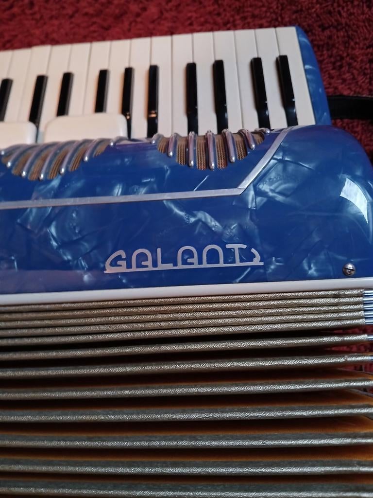 Mooie Galanti Toetsaccordeon - Blauw, Muziek en Instrumenten, Accordeons, Gebruikt, Met riemen, Overige formaten, Toetsaccordeon