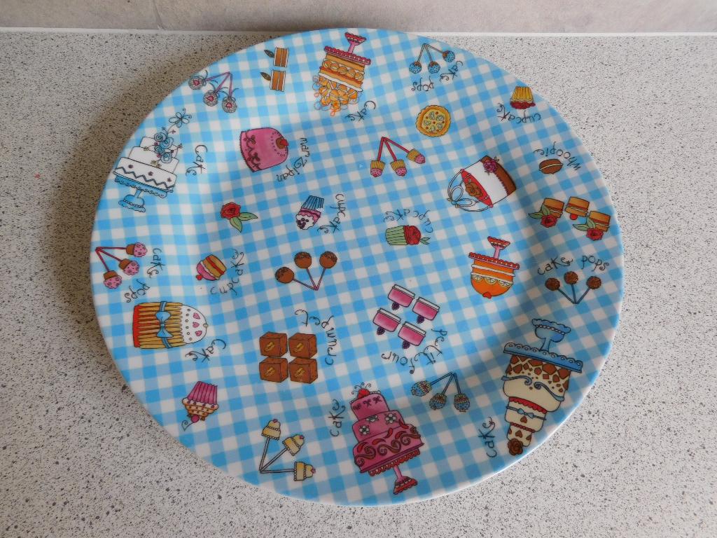 Bord 27 cm. Cup Cake Party by Xenos, Overige materialen, Ophalen of Verzenden, Zo goed als nieuw, Bord(en)