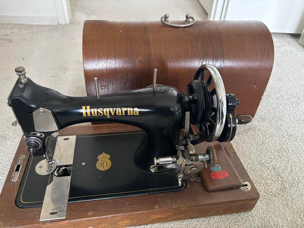 Antieke Husqvarna naaimachine met houten koffer, Ophalen