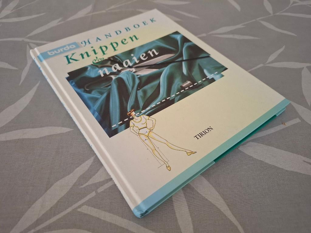 BURDA Handboek KNIPPEN en NAAIEN  – Leren Naaien in praktijk, Ophalen, Zo goed als nieuw, Borduren en Naaien
