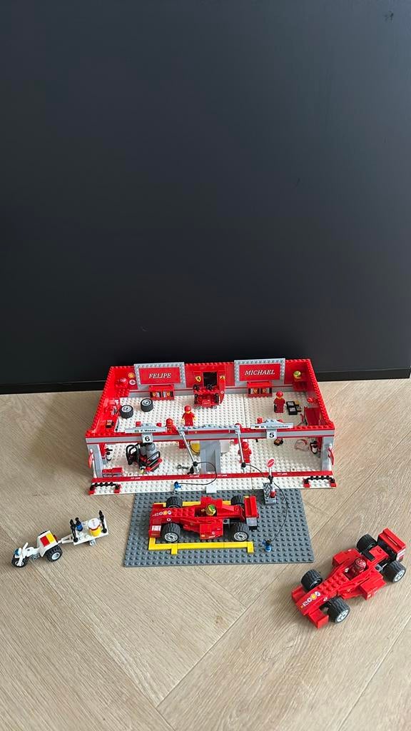 Lego Ferrari pitstraat Schumacher editie - 8144, Kinderen en Baby's, Speelgoed | Duplo en Lego, Inclusief minifiguren, Gebruikt