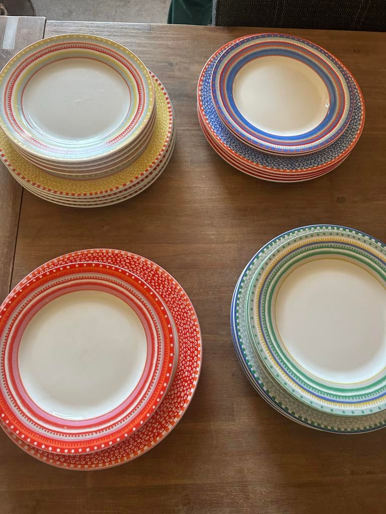 Oilily servies: 26 borden in 4 kleuren, Ophalen, Keramiek, Zo goed als nieuw, Bord(en)