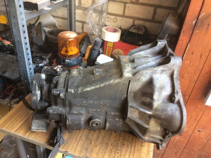 mercedes 240d versnelingsbak w114 w115 w123, Auto-onderdelen, Transmissie en Toebehoren, Mercedes-Benz, Gebruikt, Ophalen of Verzenden