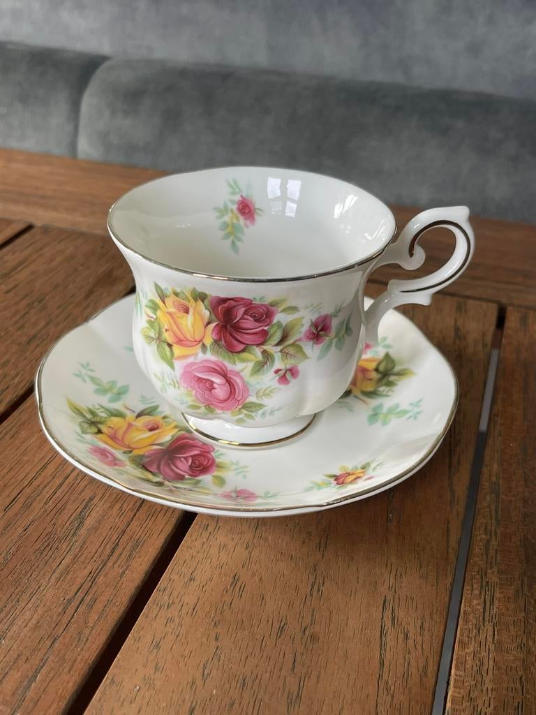 Royal Canterbury Madelaine kop en schotel, Ophalen, Zo goed als nieuw, Porselein, Kop en/of schotel