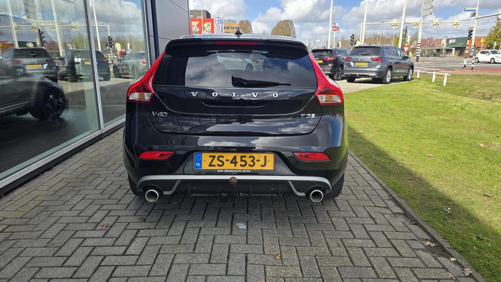 Volvo V40 1.5 T3 Polar+ Sport |R-Design |Pano |NAP|1e eigena, 4 cilinders, 700 kg, Zwart, 152 pk
