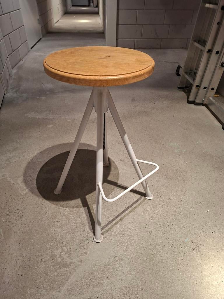 Metalen kruk met houten zitting, Ophalen, In hoogte verstelbaar, 60 tot 90 cm, 1 kruk