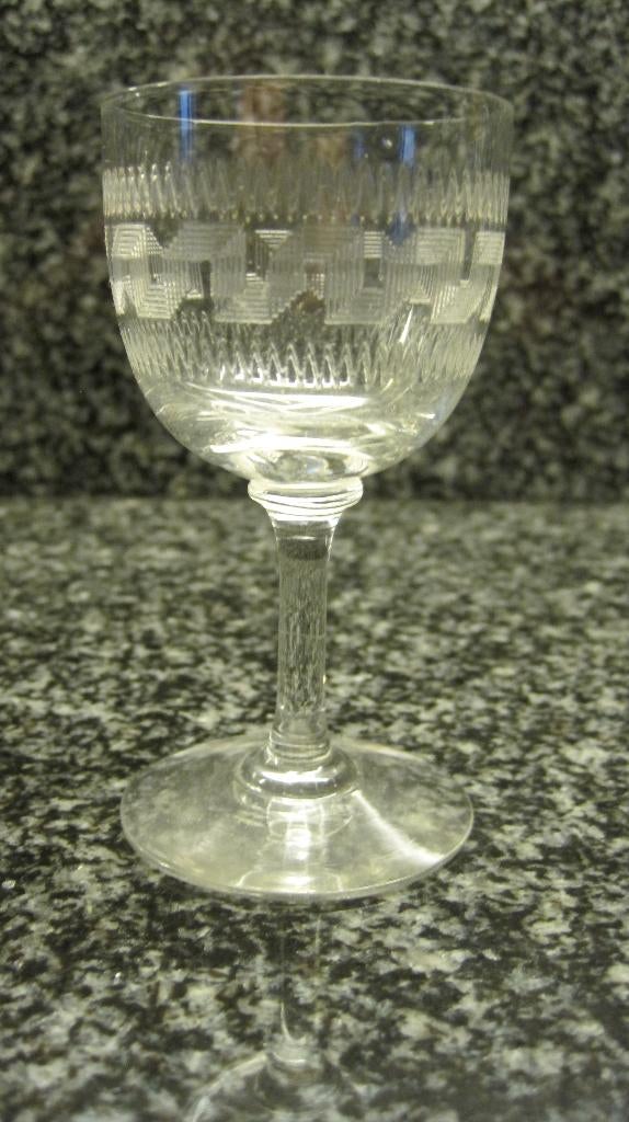 Antiek borrel glaasje, mooi geslepen minstens 50 jaar oud, Antiek en Kunst, Antiek | Glas en Kristal, Ophalen of Verzenden