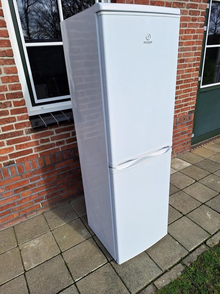 Indesit Koel-vriescombinatie, Ophalen, 150 tot 200 liter, Gebruikt, Met aparte vriezer