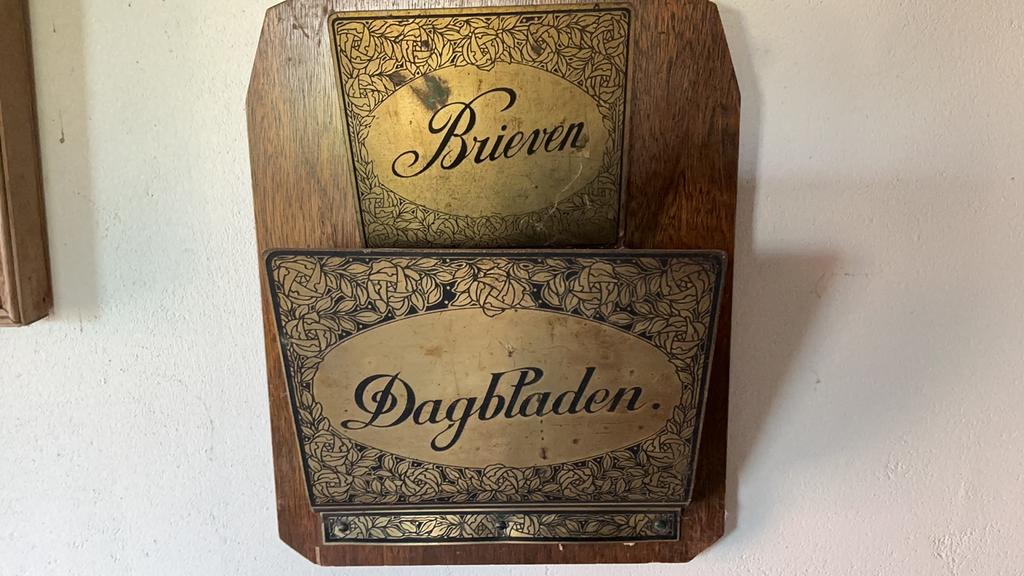 Antieke brieven / krantenhouder, Ophalen
