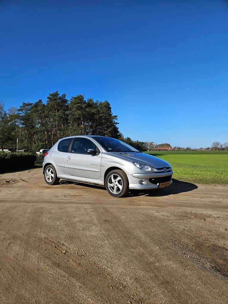 Peugeot 206 1.6 16V 3D 2006 Grijs, Voorwielaandrijving, 40 €/maand, Zwart, 988 kg