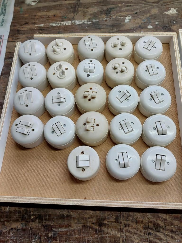 Oude bakeliet schakelaar wit/crème, Ophalen of Verzenden