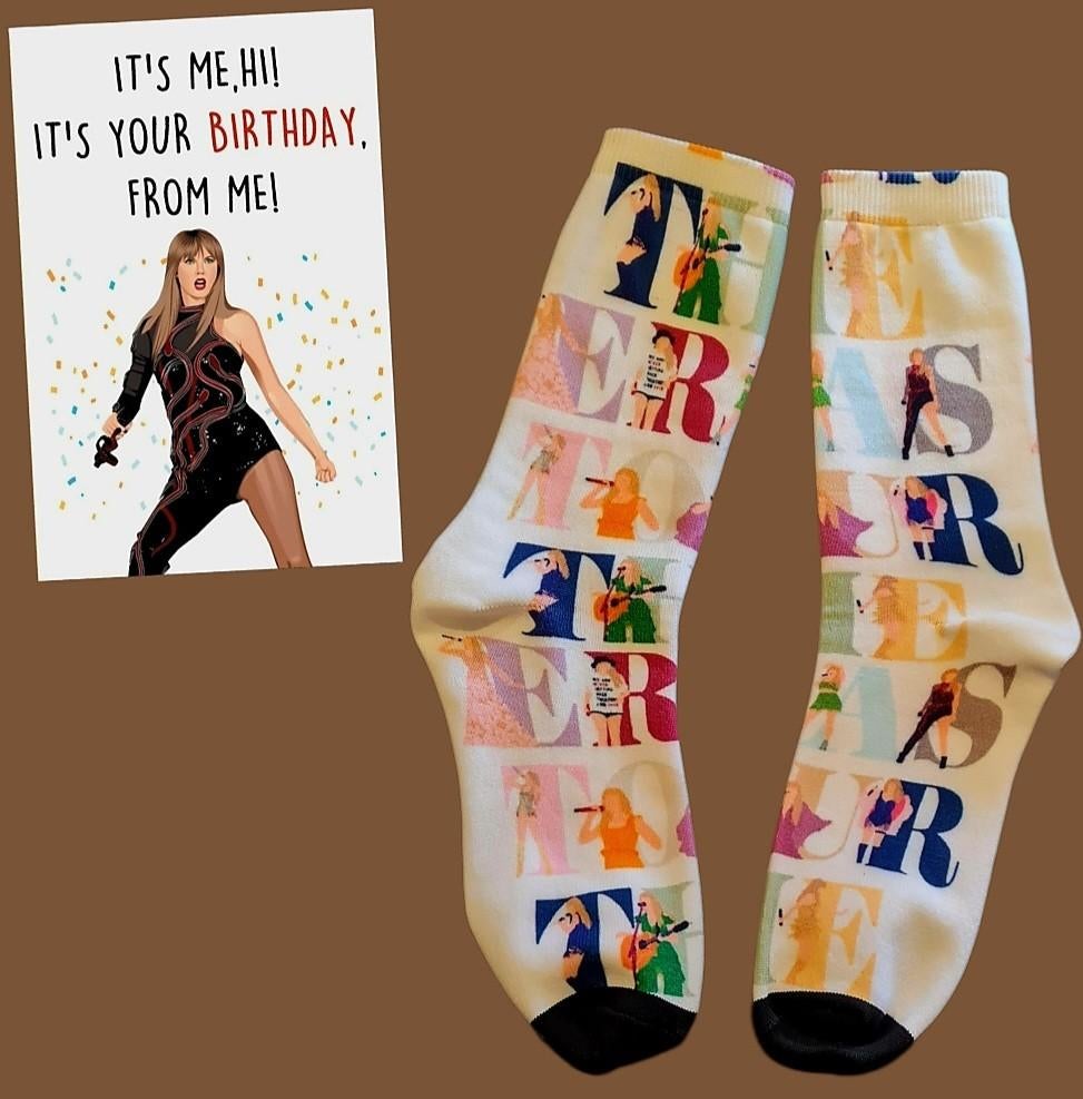 TAYLOR SWIFT SOKKEN + VERJAARDAGS KAART TAYLOR SWIFT, Ophalen of Verzenden, Nieuw