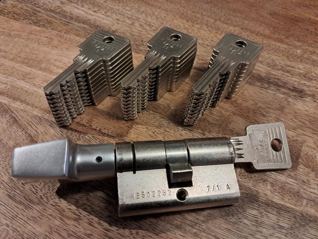 1 x 1 zijdig Nemef cilinderslot met 31 passende sleutels, Ophalen of Verzenden