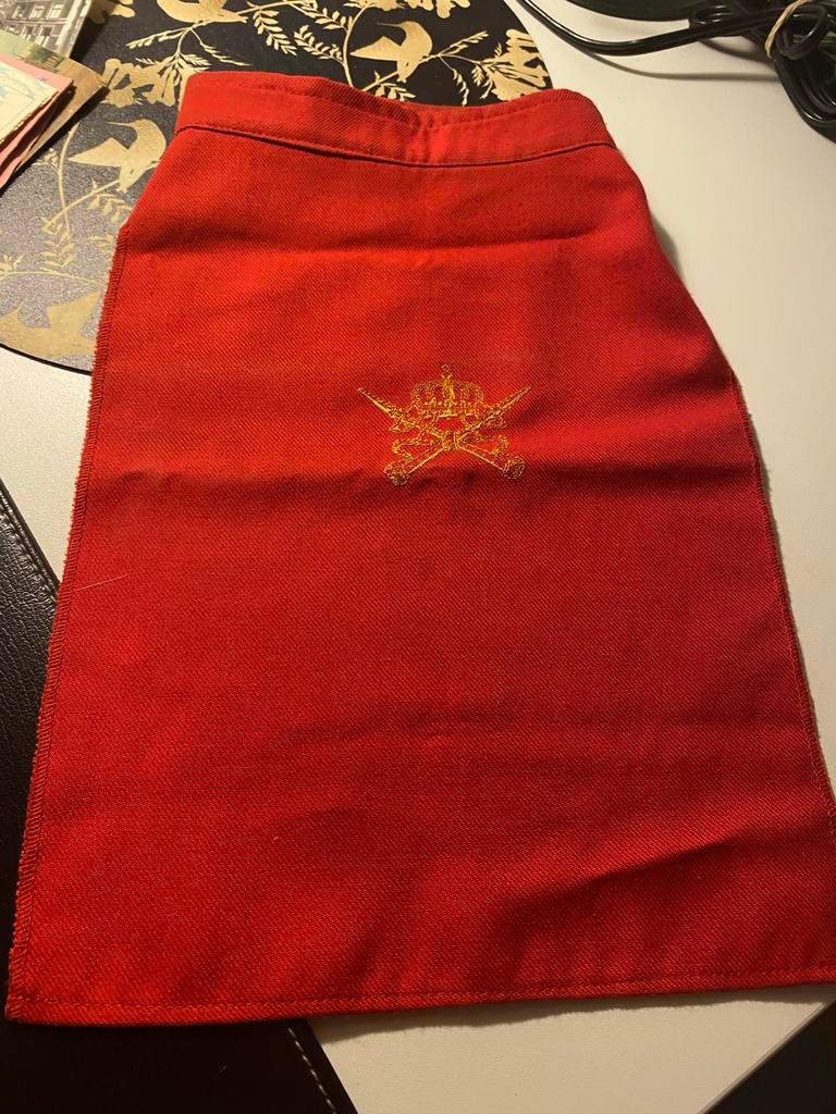 Rood militair halsdoek KMS met gouden embleem, Ophalen of Verzenden, Landmacht, Overige gebieden, Vlag of Vaandel