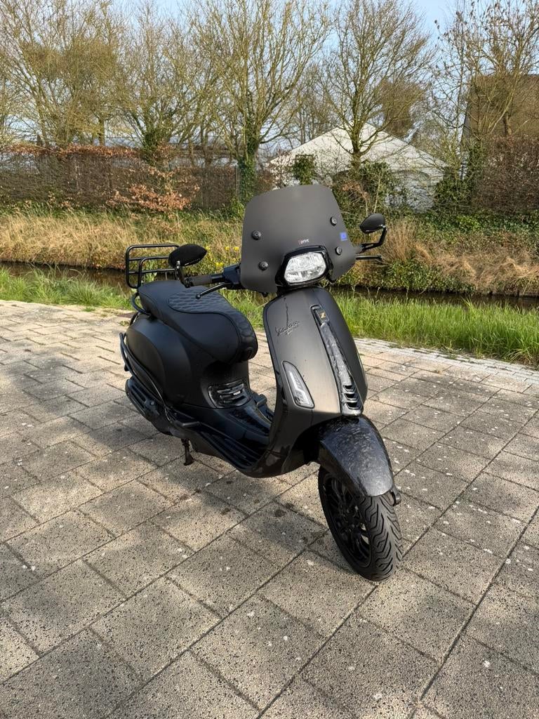 Custom vespa sprint forged carbon, Fietsen en Brommers, Scooters | Vespa, Ophalen, Overige modellen, Maximaal 45 km/u, Zo goed als nieuw