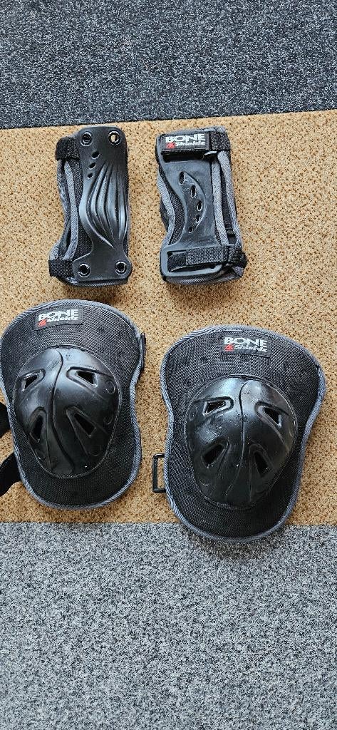 Set pols en kniebeschermers skeeleren, Ophalen of Verzenden, Zo goed als nieuw, Bescherming, Overige merken