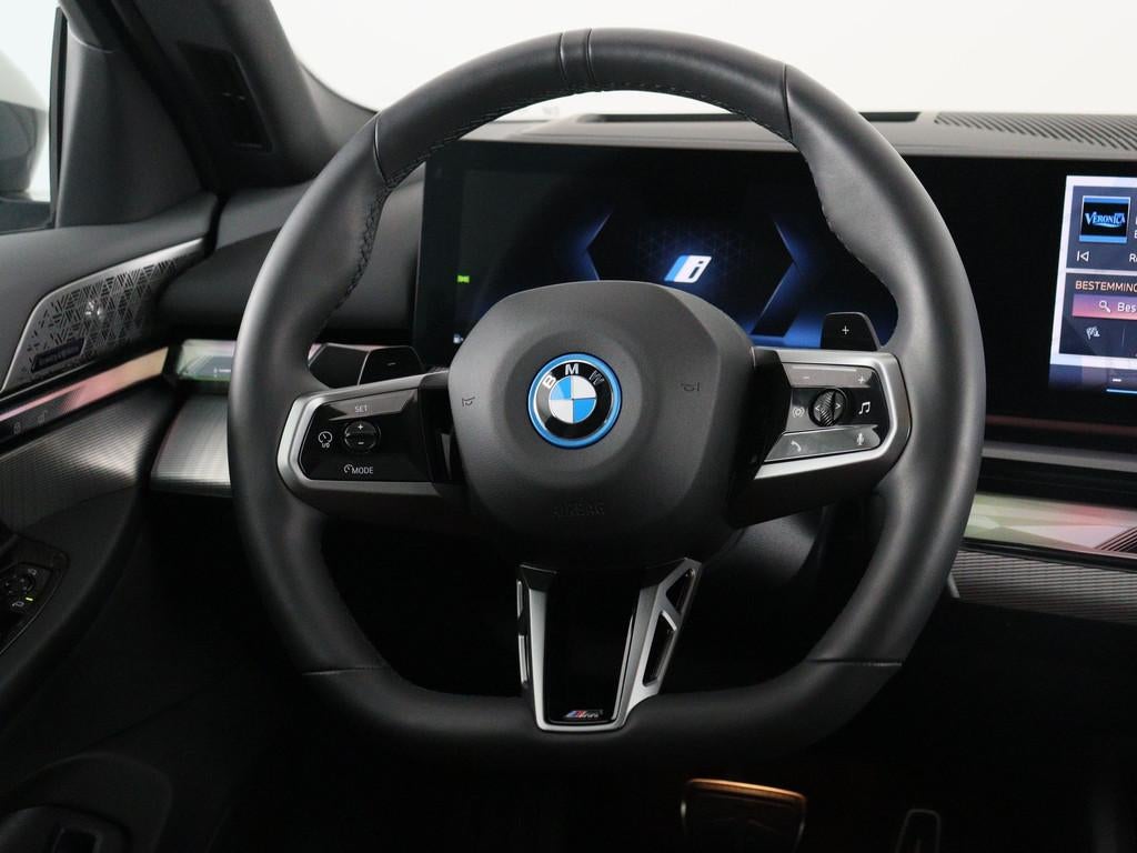 BMW 5 Serie Touring 550e xDrive (bj 2025, automaat), Auto's, BMW, Automaat, Gebruikt, Overige brandstoffen, Leder