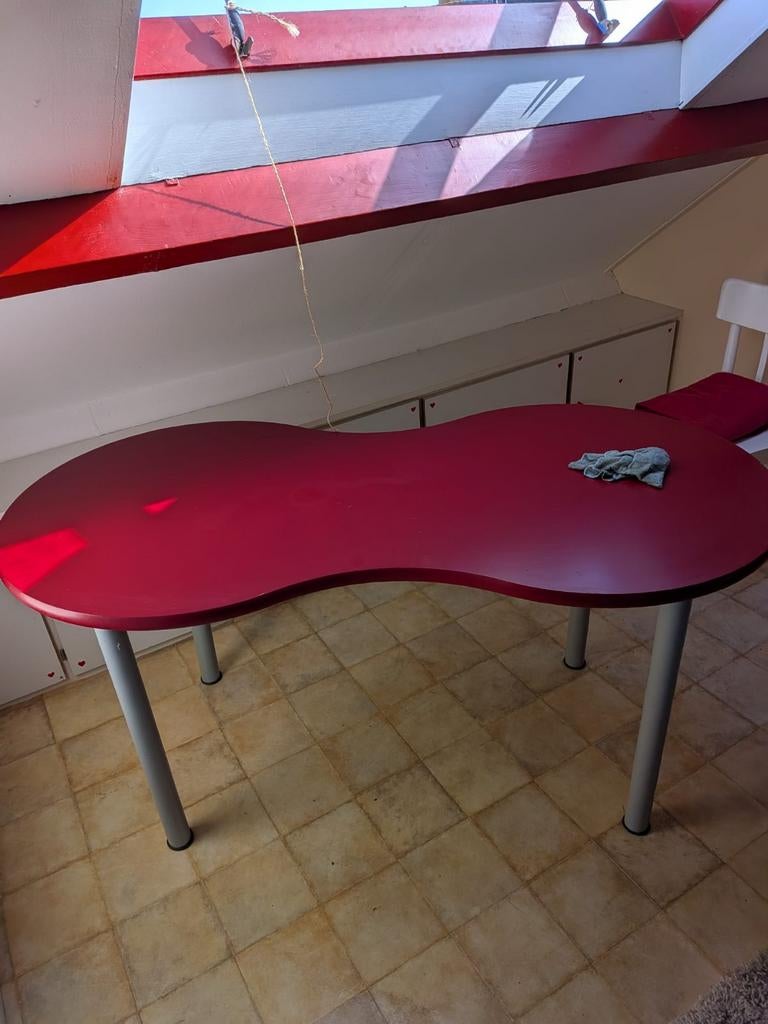 Rood IKEA bureau met organische vorm, Ophalen, Overige typen, Gebruikt, Spaanplaat of MDF