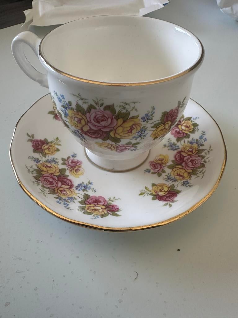 Royal Vale Bone China Kop en Schotel - Bloemenpatroon, Verzenden