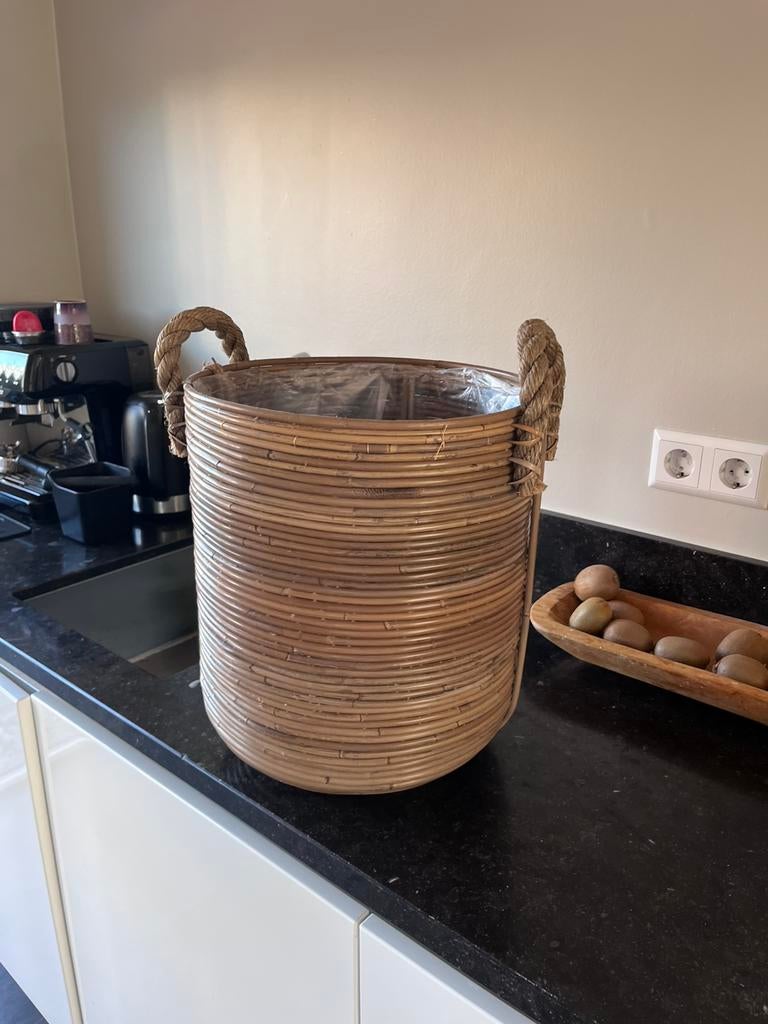 Rietenmand bloempot, 25 tot 40 cm, Rond, Ophalen of Verzenden, Zo goed als nieuw