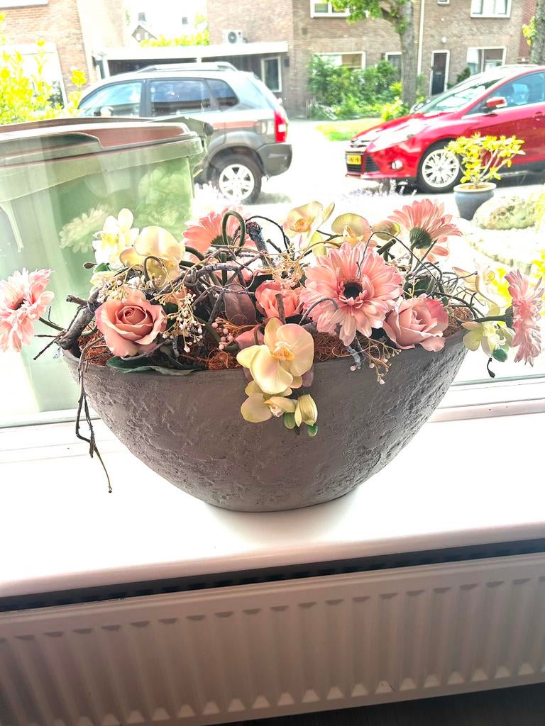 Luxe steen bloemsierpot grijs met zijden kunstbloemen., Ophalen, Rond, Zo goed als nieuw, Binnen