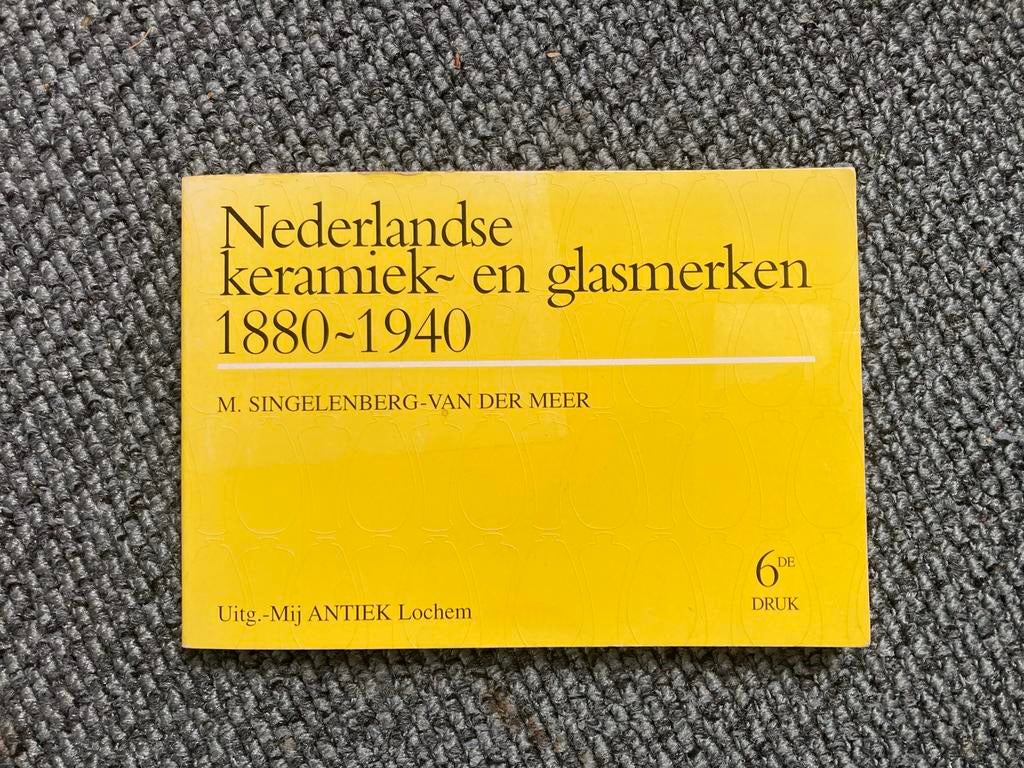 Nederlandse keramiek- en glasmerken 1880-1940, Ophalen of Verzenden, Zo goed als nieuw, Overige onderwerpen
