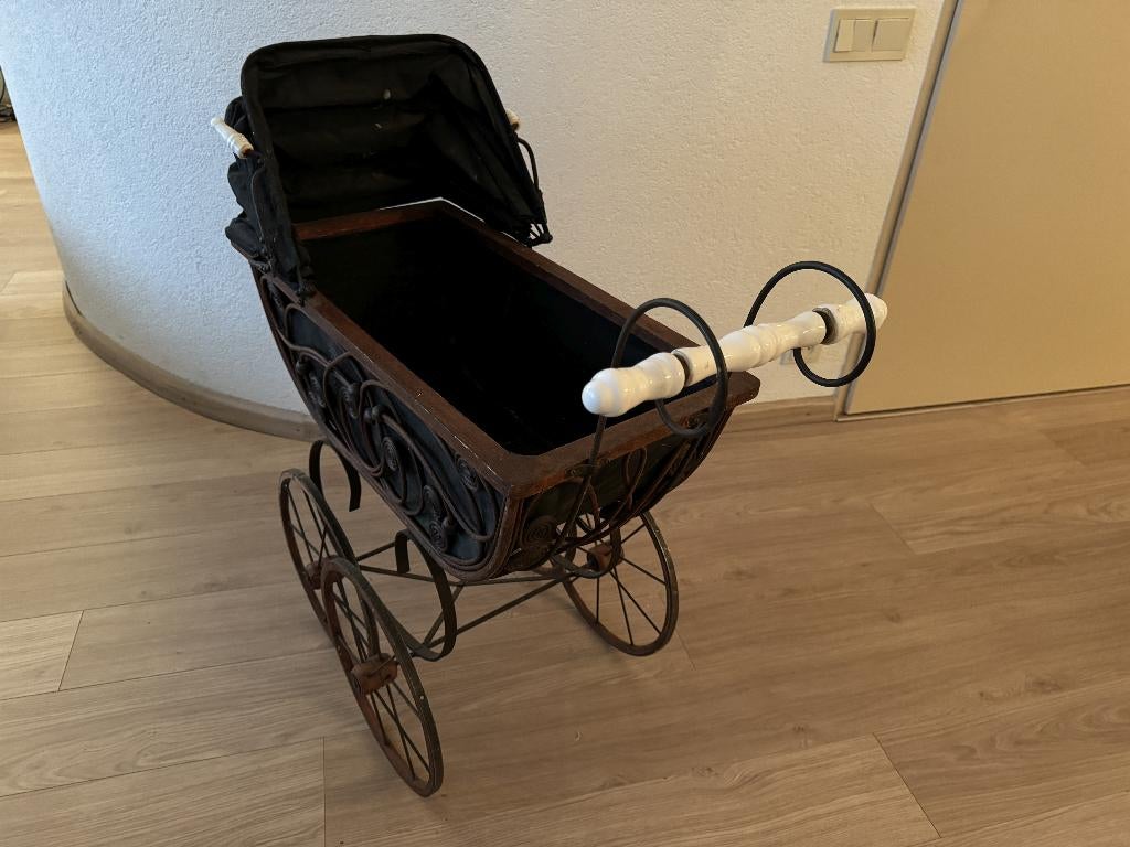 Antieke poppenwagen in Victoriaanse stijl, Ophalen