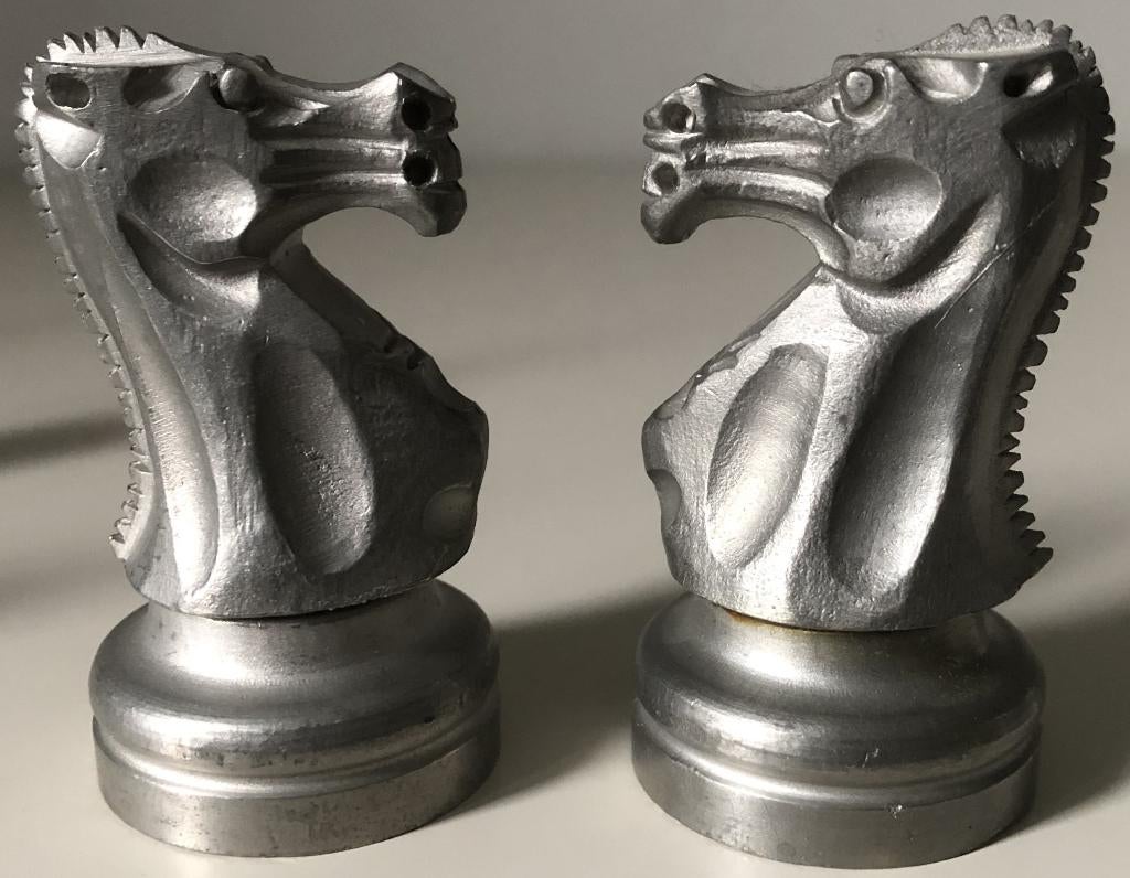 2 BEELDJES - 2 PRESSE-PAPIERS - PAARDEN - TIN - 7 CM HOOG, Ophalen of Verzenden