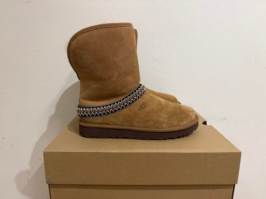 Te koop nieuwe Ugg Classic Short Crescent Che maat 38, Postlaan 3, Bruin, Nieuw, Ophalen of Verzenden