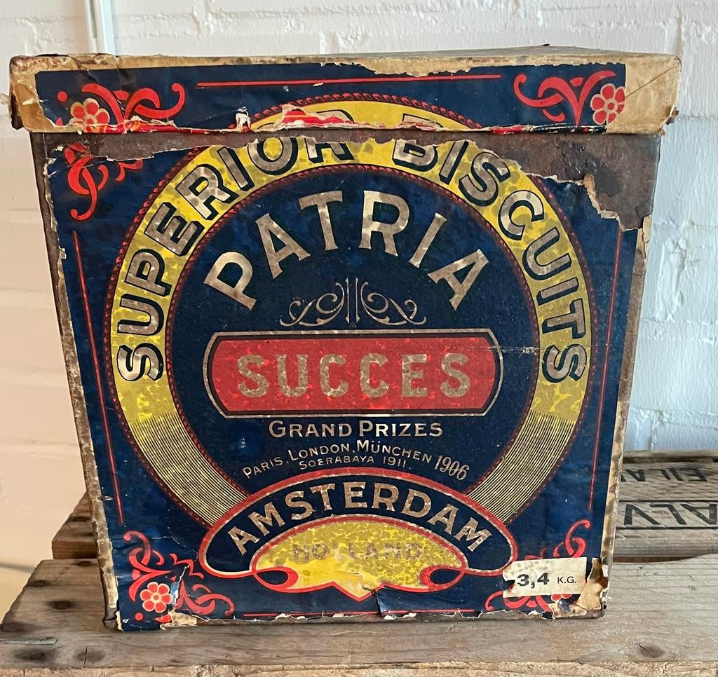 Een antiek blik van Patria Amsterdam, Verzamelen, Blikken, Ophalen of Verzenden, Gebruikt, Koek(jes), Overige merken