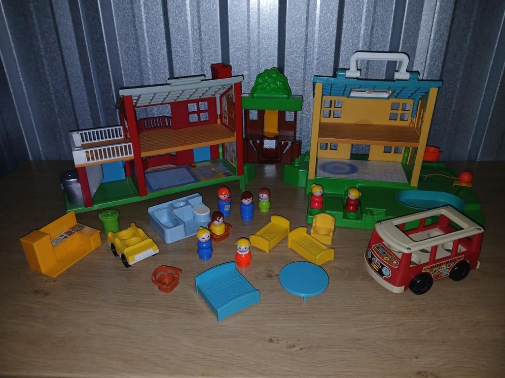 Fisher Price speelhuis met bus en poppetjes, Ophalen of Verzenden, Gebruikt, Kunststof