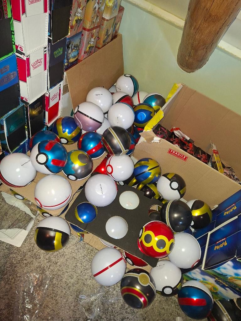 Pokemon pokeball gevuld met kaarten en boosterpack, Ophalen of Verzenden, Nieuw