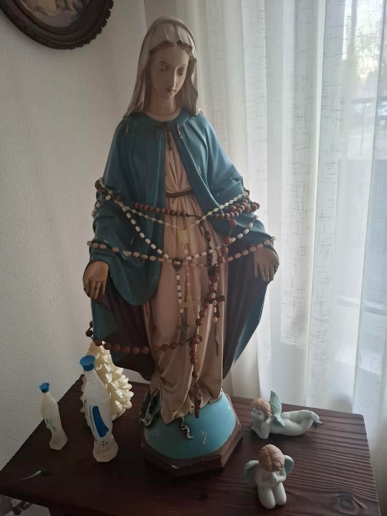 Mooi oud mariabeeld., Ophalen