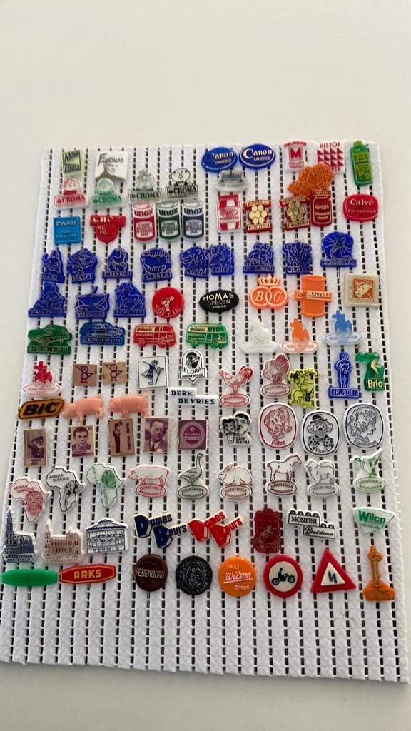 Plastic speldjes jaren ‘60-70, Verzamelen, Speldjes, Pins en Buttons, Ophalen of Verzenden, Gebruikt, Overige onderwerpen