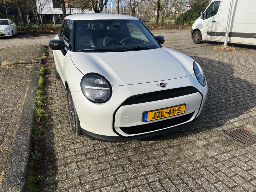 Mini Cooper E Blackyard, direct leverbaar!, Auto's, Mini, 74 pk, 4 stoelen, Wit, Origineel Nederlands