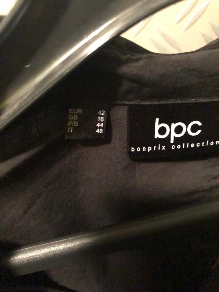 Zwarte bloes met open rug en strikje - Nieuw, Ophalen of Verzenden, Nieuw, Maat 42/44 (L), Zwart