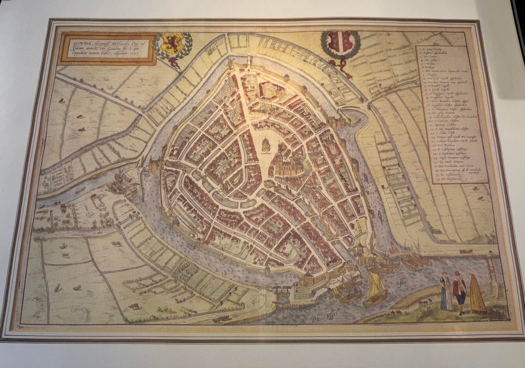 Plattegrond Gouda 1585  - Herdruk Gousche Courant 1987, Antiek en Kunst, Ophalen of Verzenden