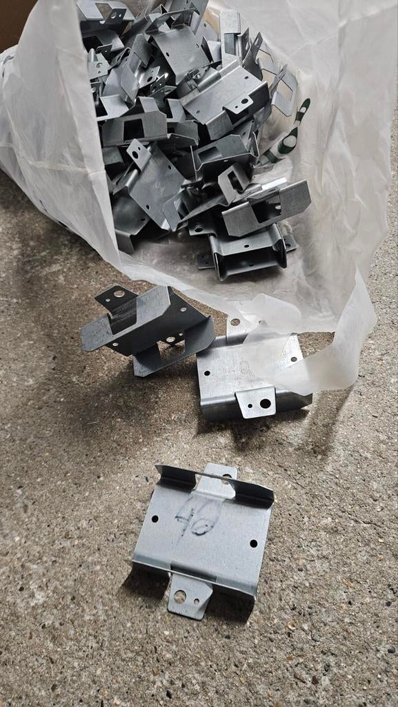 Veel metalstud materiaal verbinders hangers etc, Ophalen