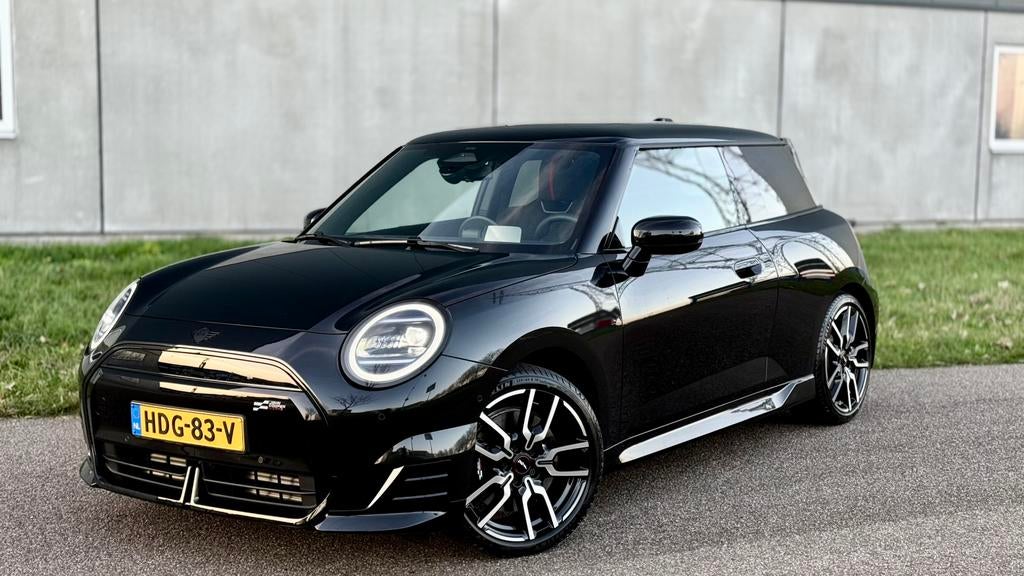 Mini Cooper 40,7 kWh | 180pk | JCW Pakket | FabrieksGarantie, 74 pk, Zwart, 4 stoelen, Zwart