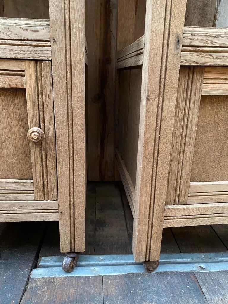 Twee landelijke Frans eiken kastjes nachtkastjes met marmer, Ophalen, Gebruikt, Minder dan 45 cm