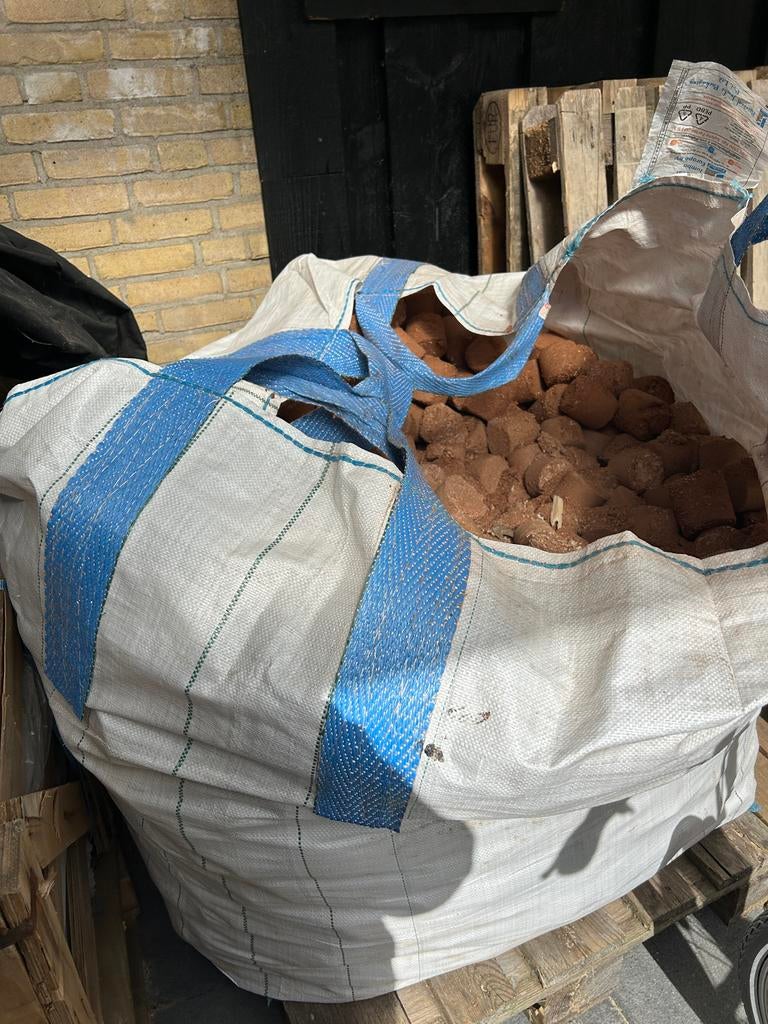 Geperste haardblokjes voor kachel - Efficiënt en duurzaam, Minder dan 3 m³, Ophalen, Overige houtsoorten, Blokken