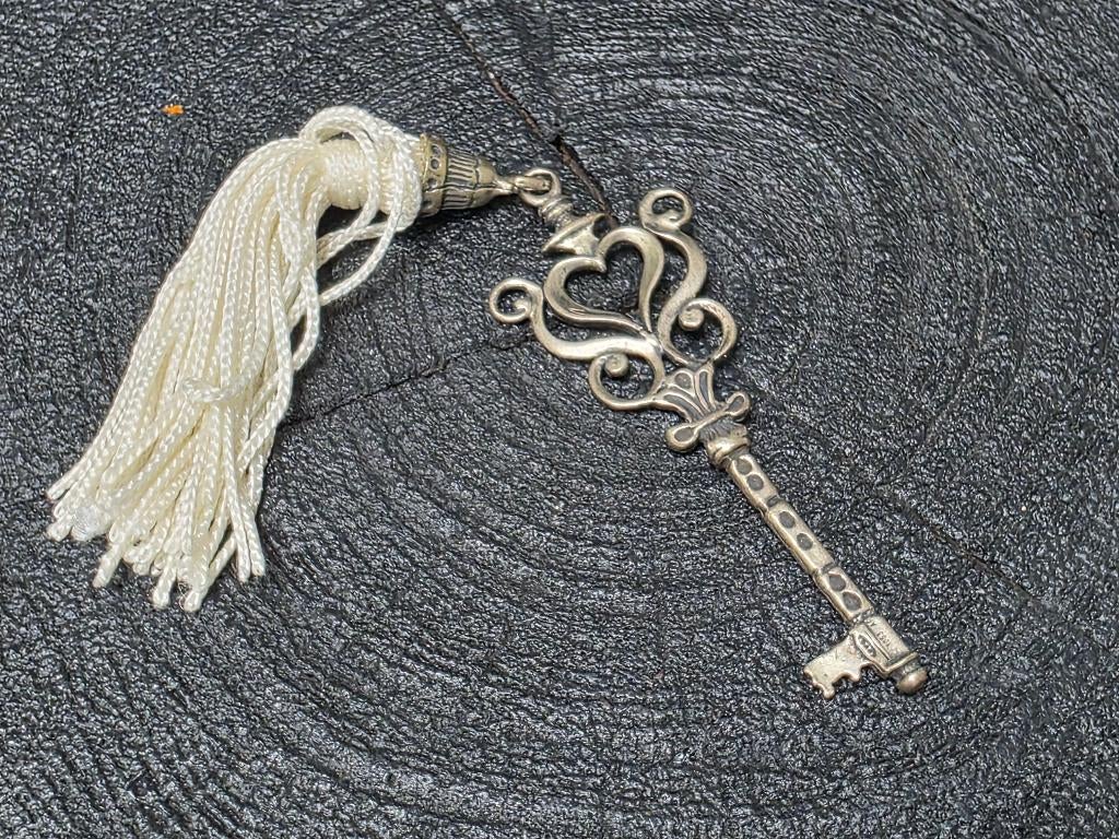 Zilveren sleutel met witte pluim, Verzenden, Zilver