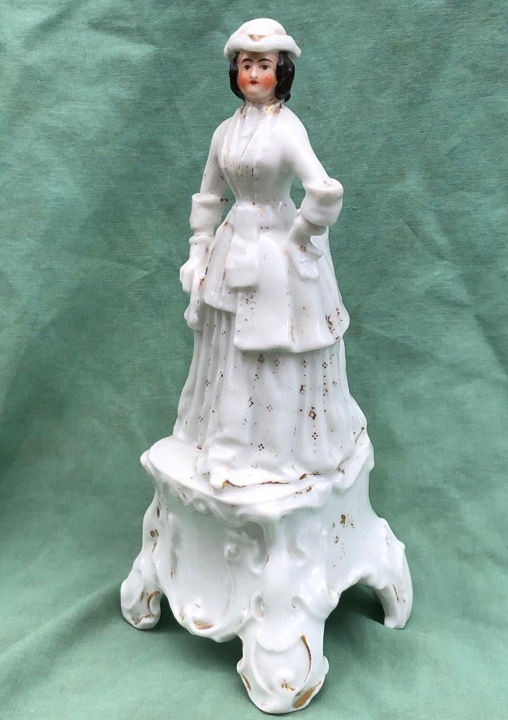 Staffordshire pique fleur beeldje van dame, Ophalen of Verzenden