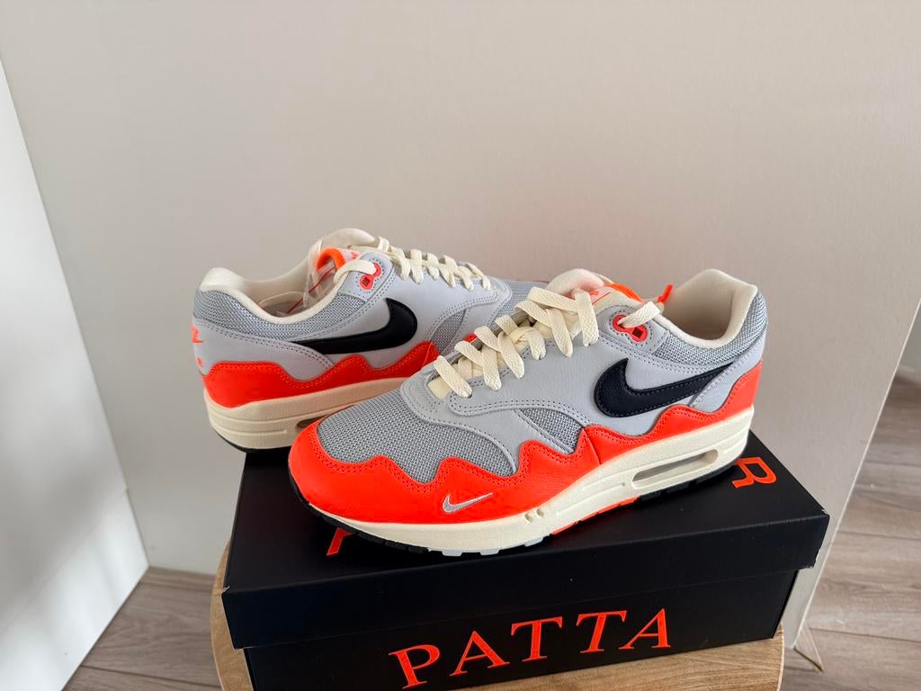 Nike air max 1 x Patta maat 43 - Hyper Crimson, Kleding | Heren, Schoenen, Overige kleuren, Nieuw, Ophalen of Verzenden, Sneakers of Gympen
