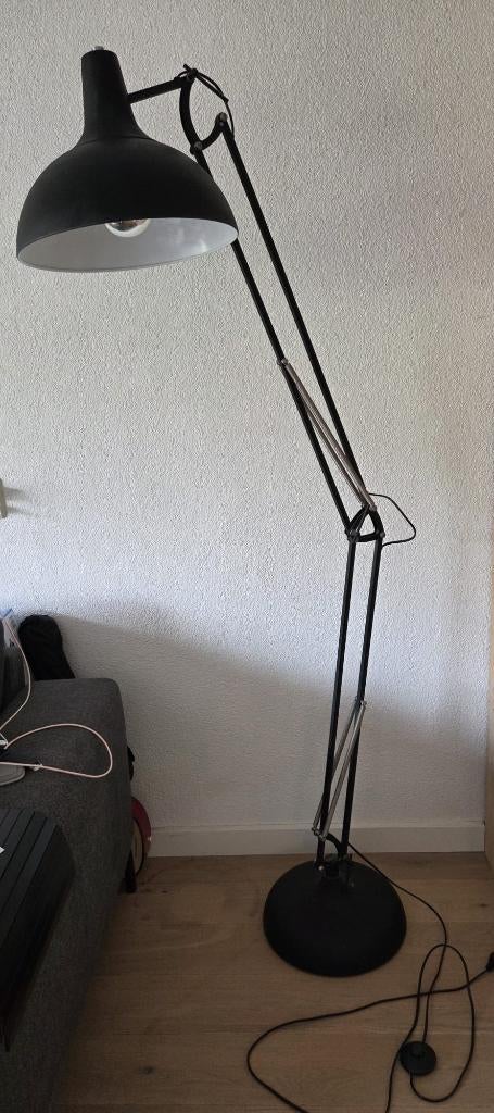 zwarte vloerlamp verstelbaar met bol lamp, Ophalen, Zo goed als nieuw, Metaal, 150 tot 200 cm