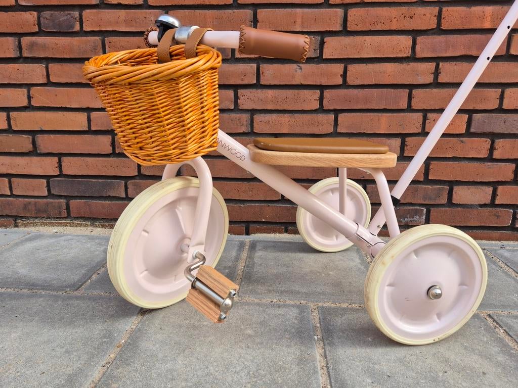 Banwood driewieler roze met rieten mandje en duwstang, Ophalen