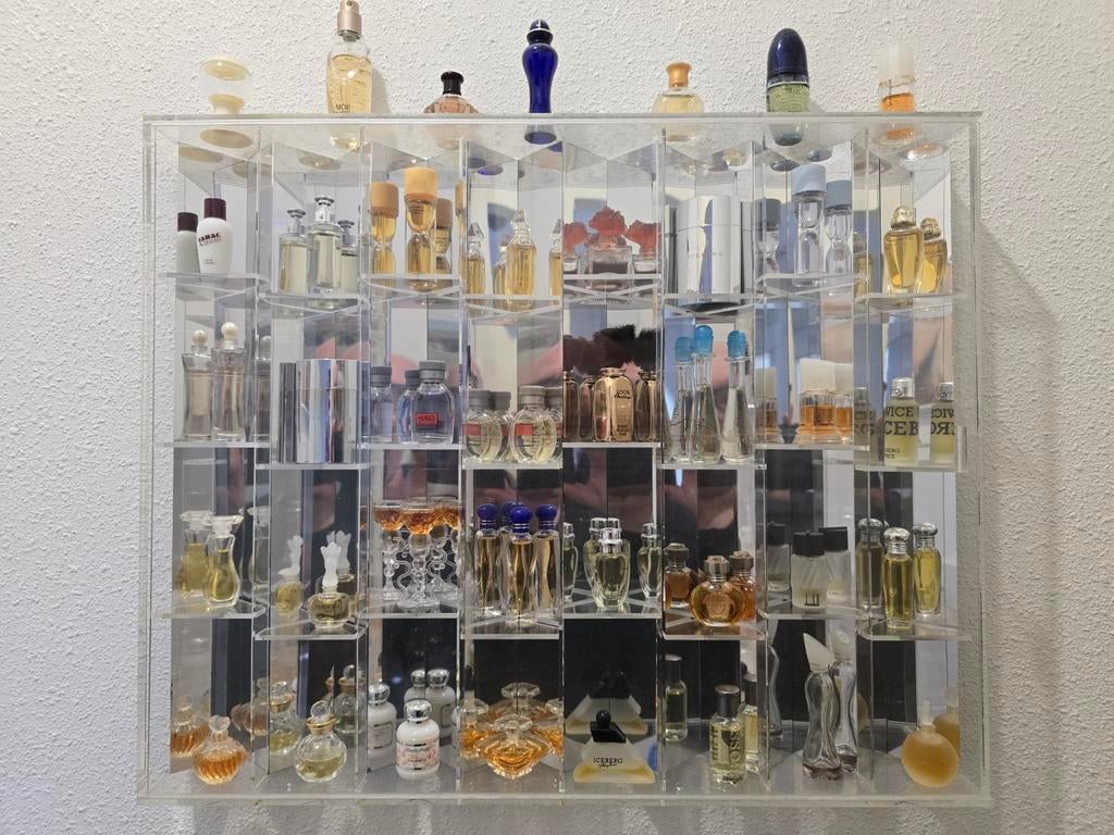 Parfum Miniaturen in Vitrinekast, Verzamelen, Parfumverzamelingen, Ophalen of Verzenden