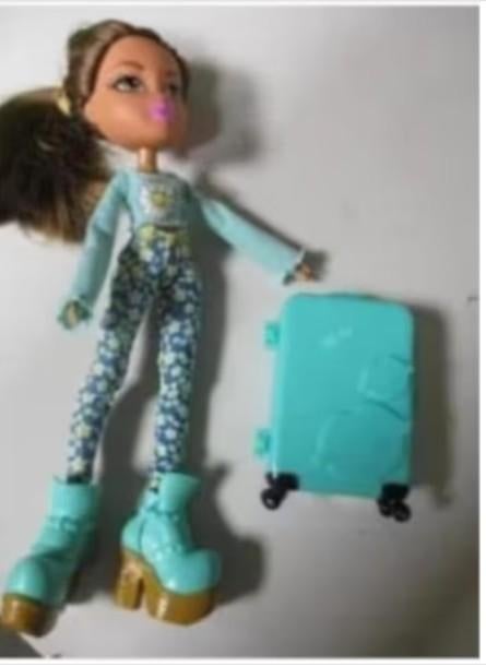 2015 BRATZ DOLL met koffertje haast als NIEUW, Verzamelen, Poppen, Verzenden, Zo goed als nieuw, Fashion Doll