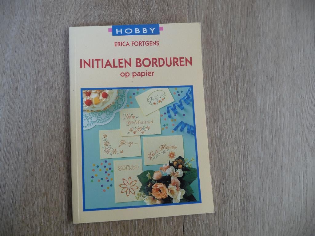 Boekje Initialen borduren op papier, Erica Fortgens, Ophalen of Verzenden, Zo goed als nieuw, Handborduren, Patroon