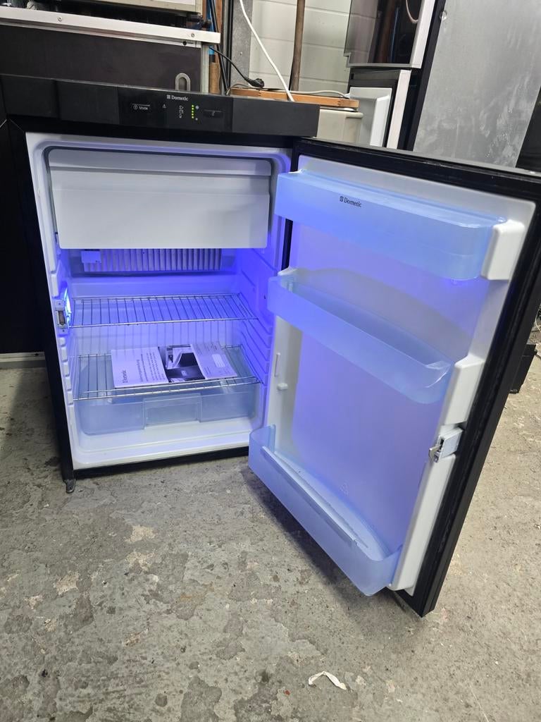 Dometic RMS8551 koelkast vriezer met wielkast uitsparing, Ophalen, Zo goed als nieuw